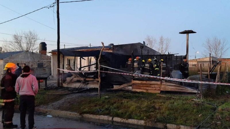 Murió una familia tras incendiarse su casa en Punta Lara