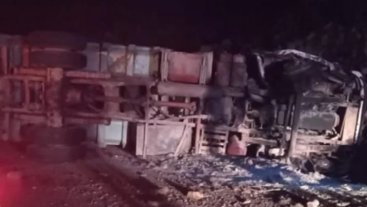 Tragedia: volcó un camión en Río Grande y murió un chico de 15 años