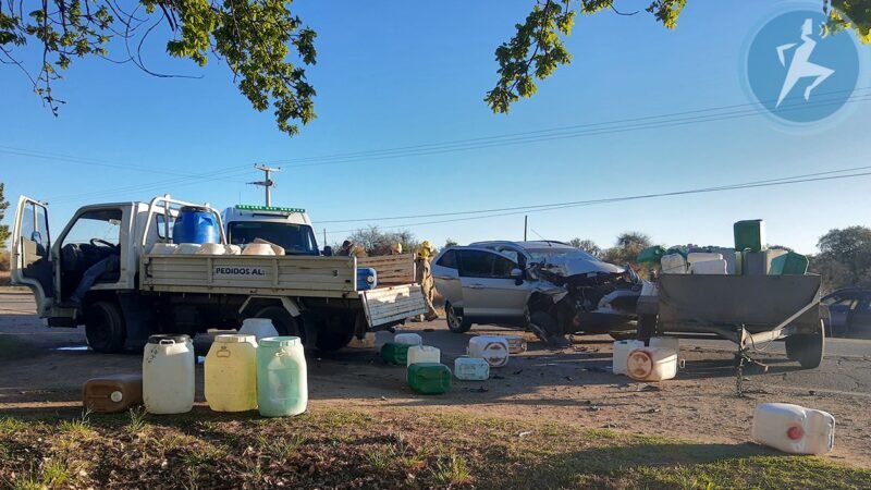 Choque en Ruta 1: una camioneta chocó un trailer con productos de limpieza