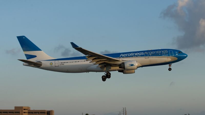 AEROLÍNEAS ARGENTINAS LIMITÓ LA VENTA PASAJES EN PESOS