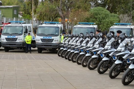 POLICÍA DE SAN LUIS: ENTREGARON 9 GRÚAS Y 20 MOTOCICLETAS