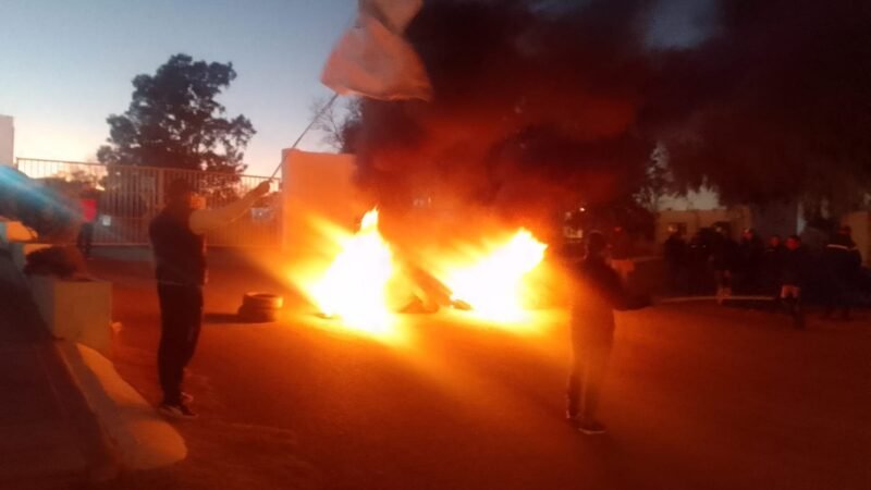 CONTINÚA LA PROTESTA FRENTE A UNA FÁBRICA