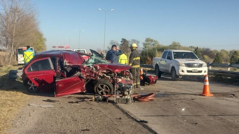 FUERTE ACCIDENTE ENTRE UN AUTO Y UN CAMIÓN