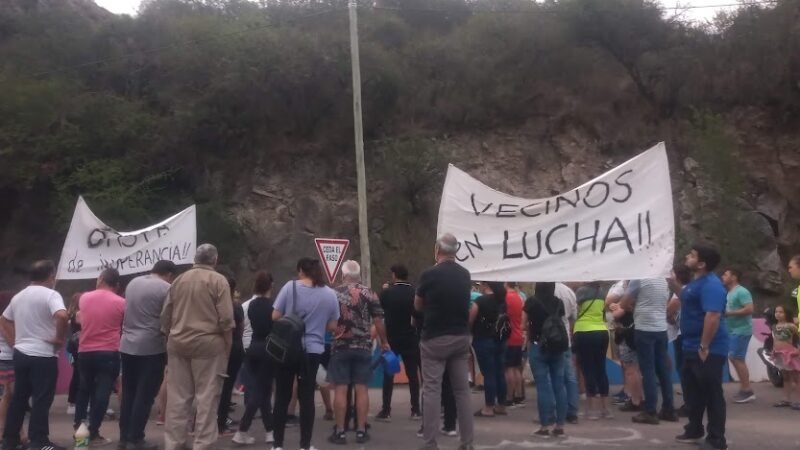 POTRERO DE LOS FUNES: VECINOS SALIERON A LA CALLE A PROTESTAR POR LA FALTA DE AGUA