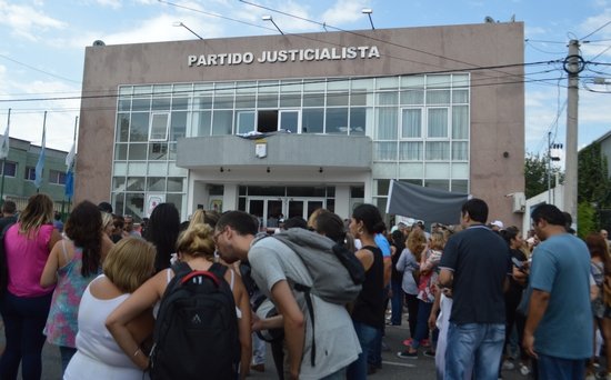 MILITANTES ADOLFISTAS SE ATRINCHERARON EN LA SEDE DEL PARTIDO JUSTICIALISTA