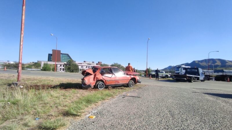 UN CAMIÓN EMBISTIÓ UN AUTO EN UNA ROTONDA DE LA AUTOPISTA DE LAS SERRANÍAS PUNTANAS