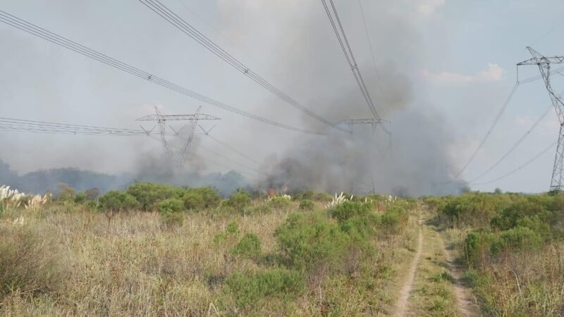 SE PRODUJO UN APAGÓN MASIVO EN MEDIO PAÍS POR UN INCENDIO QUE PERTURBÓ UNA LÍNEA DE ALTA TENSIÓN