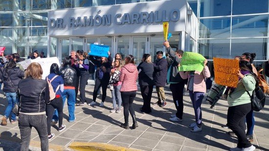 PROTESTA DE TRABAJADORES DEL HOSPITAL RAMÓN CARRILLO POR SUPUESTA MALA LIQUIDACIÓN DE SUELDOS