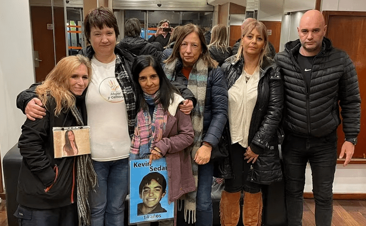 LA MADRE DE CECILIA STRZYZOWSKI LLEGÓ A BUENOS AIRES PARA ENCABEZAR UNA MARCHA Y SE REUNIÓ CON LA MAMÁ DE ÁNGELES RAWSON