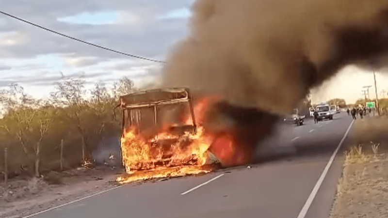 UN COLECTIVO SE INCENDIÓ MIENTRAS CIRCULABA POR LA AUTOPISTA DE LAS SERRANÍAS PUNTANAS