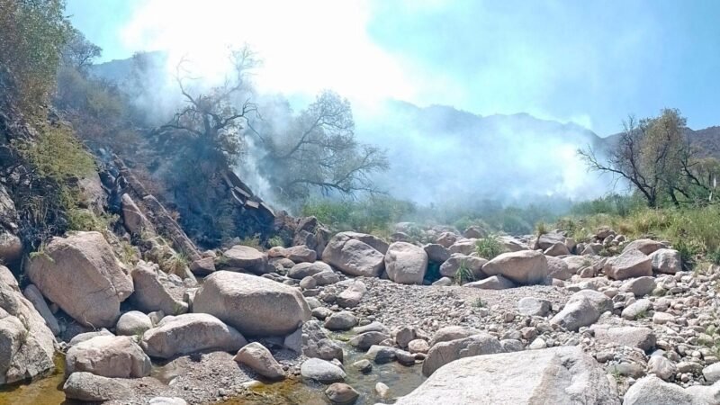 CONTUVIERON UN INCENDIO QUE SE HABÍA REINICIADO EN EL RÍO LOS MOLLES