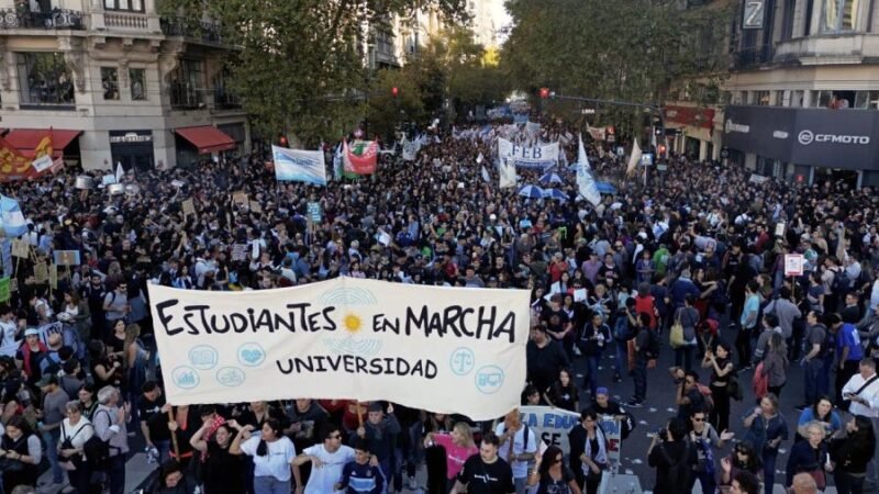 “CON LAS UNIVERSIDADES PÚBLICAS NO”: UNA MASIVA MARCHA NACIONAL BUSCÓ PONERLE UN LÍMITE AL PLAN MOTOSIERRA DE MILEI