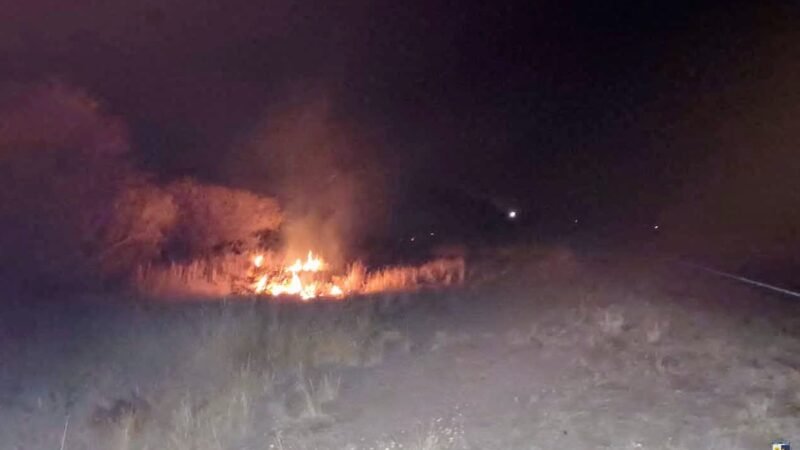 SOFOCARON DOS INCENDIOS DE MALEZAS AL COSTADO DE LA RUTA NACIONAL 20