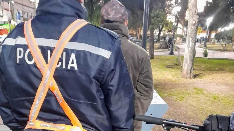 DEMORARON A “TRAPITOS” QUE LES COBRABAN A CONDUCTORES POR ESTACIONAR EN LA ZONA CÉNTRICA