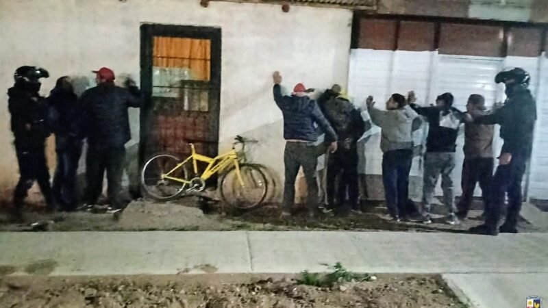 OCHO SUJETOS FUERON DEMORADOS POR OCASIONAR DISTURBIO EN LA VÍA PÚBLICA Y POR PORTACIÓN DE ARMA BLANCA