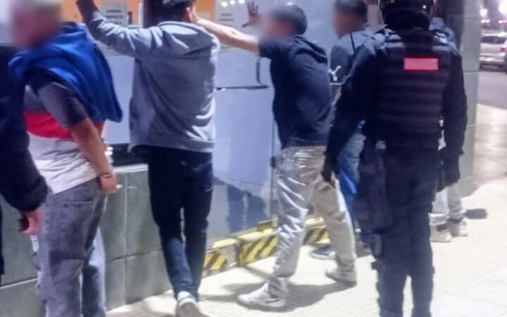 LA POLICÍA DEMORÓ A CUATRO JÓVENES Y UN HOMBRE POR OCASIONAR DISTURBIOS EN LA VÍA PÚBLICA