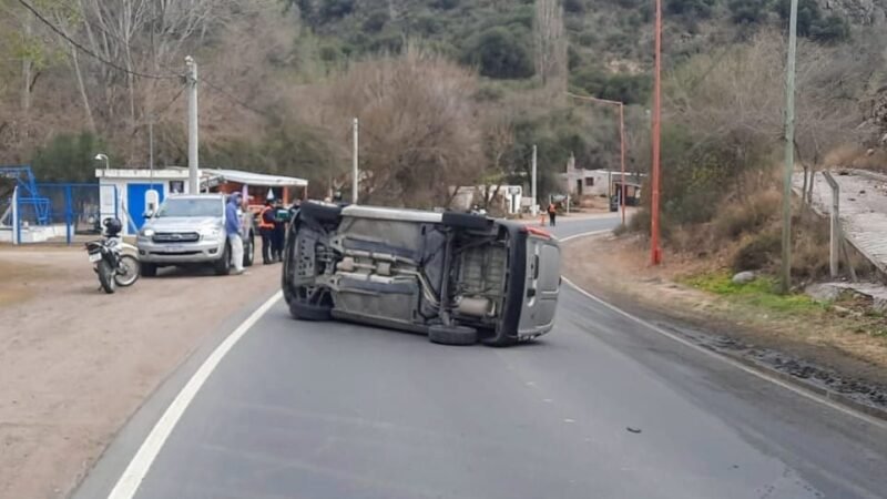 UN VEHÍCULO VOLCÓ EN LA RUTA PROVINCIAL N°18