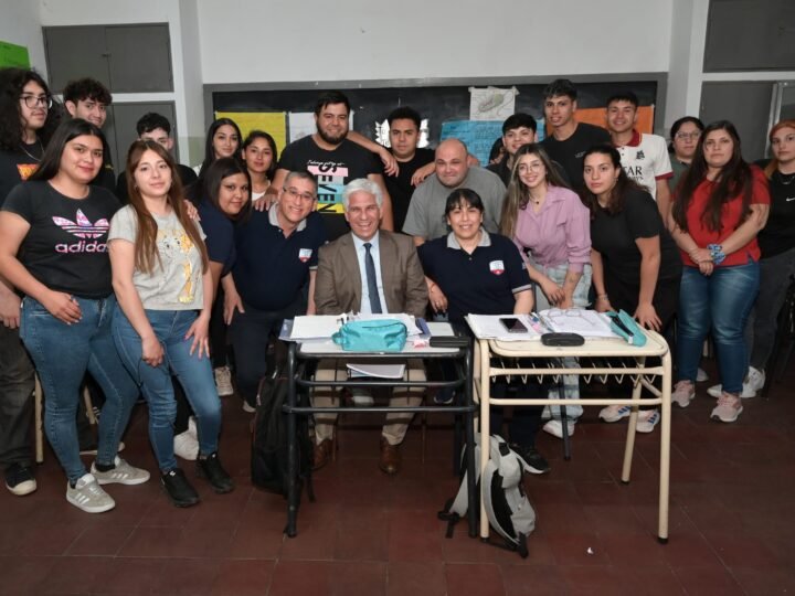 POGGI HIZO UNA VISITA NOCTURNA AL COLEGIO ‘TOMÁS BARAS’ Y DIALOGÓ CON LOS ESTUDIANTES