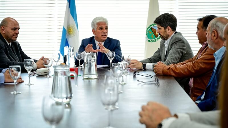 EL GOBERNADOR FIRMÓ CONTRATO PARA CONSTRUIR VIVIENDAS EN QUINES, LUJÁN Y VILLA DE LA QUEBRADA