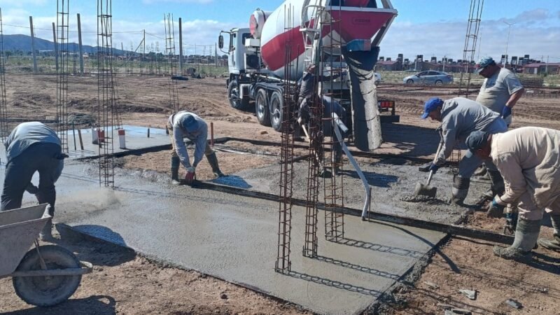 COMENZARON CON LA EJECUCIÓN DE PLATEAS PARA LAS NUEVAS VIVIENDAS EN LA CIUDAD DE SAN LUIS