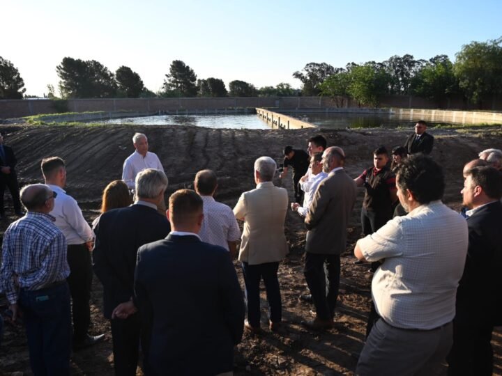 EL GOBERNADOR VISITÓ LA RENOVADA CISTERNA QUE LLEVARÁ MEJOR CALIDAD DE AGUA AL PARQUE INDUSTRIAL