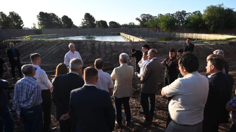 EL GOBERNADOR VISITÓ LA RENOVADA CISTERNA QUE LLEVARÁ MEJOR CALIDAD DE AGUA AL PARQUE INDUSTRIAL