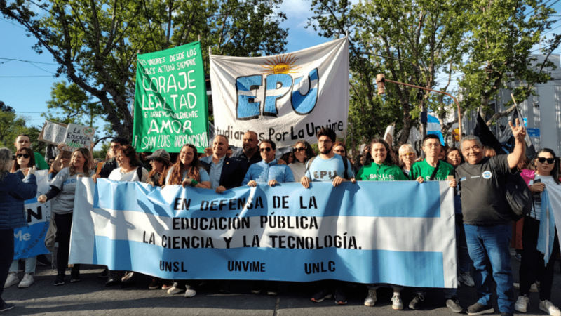 UNA MULTITUD SE MOVILIZÓ EN VILLA MERCEDES EN DEFENSA DE LA EDUCACIÓN PÚBLICA