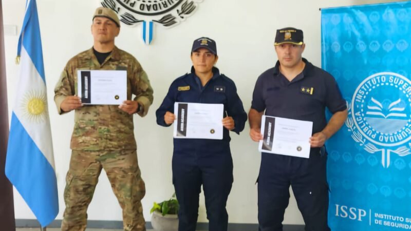 LA POLICÍA DE SAN LUIS TIENE LOS TRES PRIMEROS INSTRUCTORES DE PISTOLAS TASER