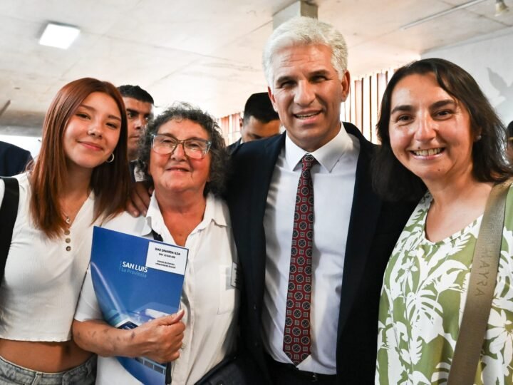 POGGI ENTREGÓ UNA NUEVA TANDA DE ESCRITURAS A VECINOS DE LA COSTA DE LOS COMECHINGONES