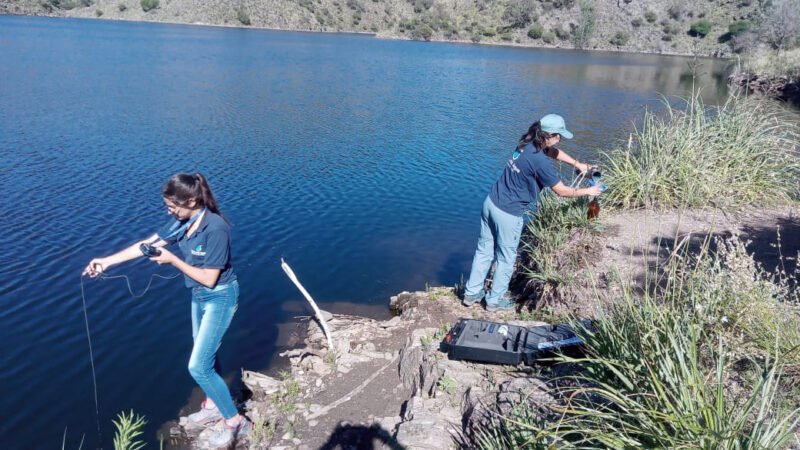 TOMARON MUESTRAS DE LOS EMBALSES ESTEBAN AGÜERO Y LA ESTRECHURA