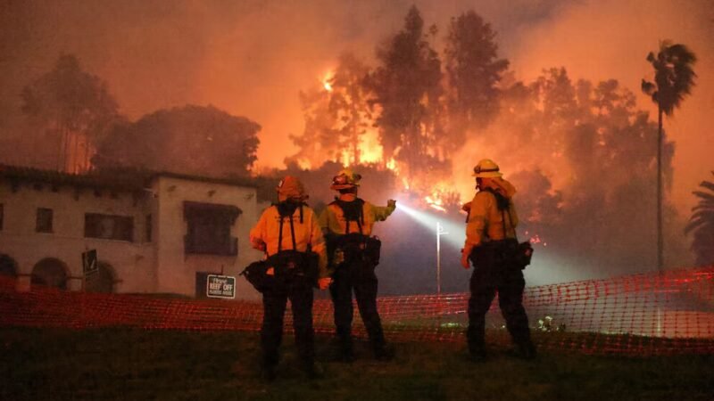 EL VORAZ INCENDIO EN LAS COLINAS DE HOLLYWOOD AMENAZA EL EMBLEMÁTICO PASEO DE LA FAMA: HAY ALERTA AMARILLA Y AL MENOS 130 MIL EVACUADOS