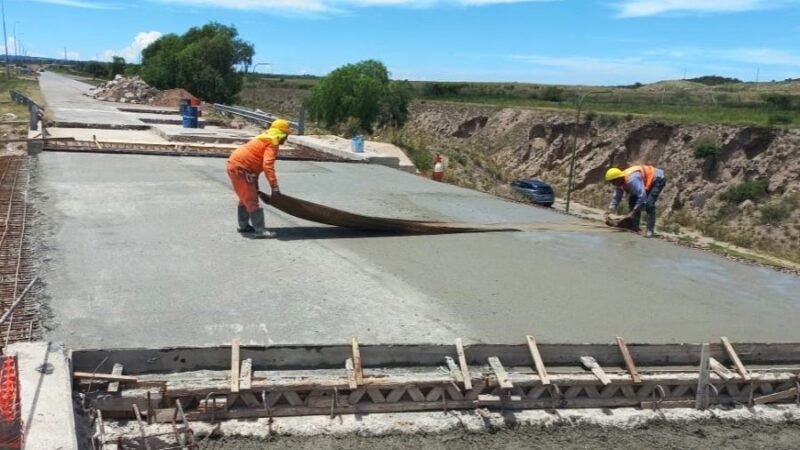 LA REPARACIÓN DEL PUENTE FRENTE AL HOSPITAL «RAMÓN CARRILLO» ALCANZÓ EL 67% DE AVANCE