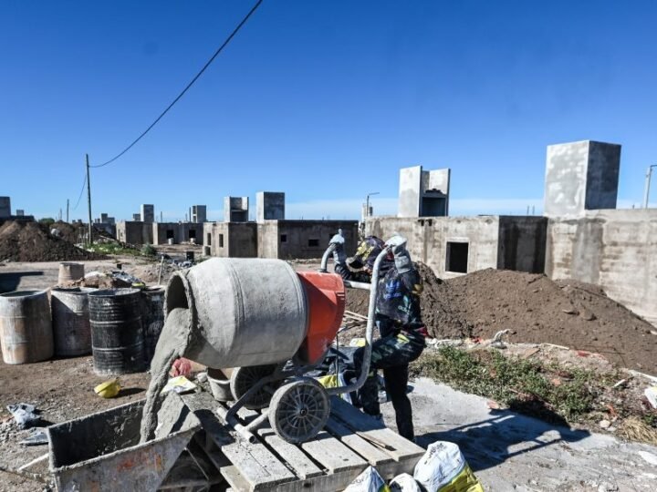 AVANCES EN LA CONSTRUCCIÓN DE VIVIENDAS EN SAN LUIS: COLOCACIÓN DE CERÁMICOS Y VEREDAS