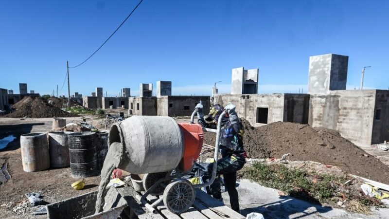 AVANCES EN LA CONSTRUCCIÓN DE VIVIENDAS EN SAN LUIS: COLOCACIÓN DE CERÁMICOS Y VEREDAS