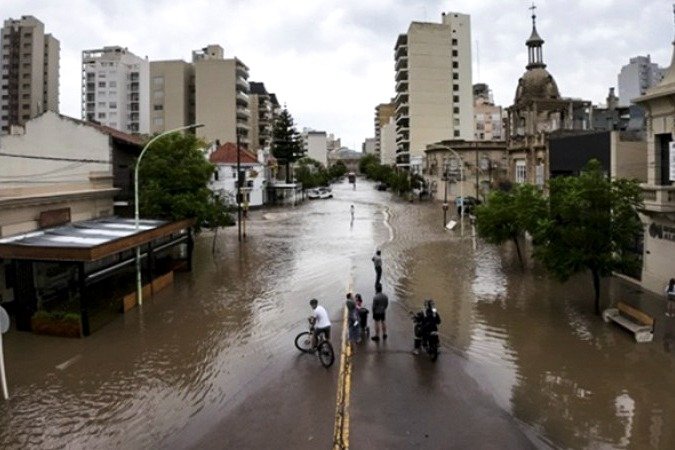 LA PROVINCIA ENVIARÁ A BAHÍA BLANCA CUATRO CAMIONES CON COLCHONES Y ALIMENTOS NO PERECEDEROS