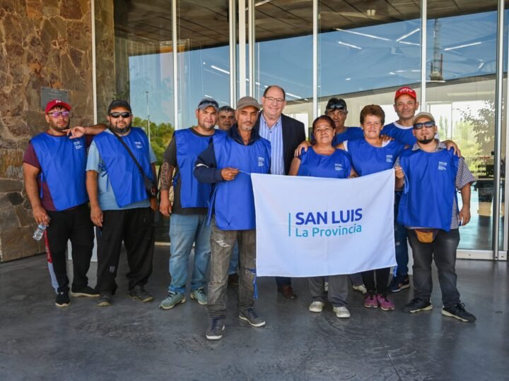 EN EL SALÓN MALVINAS ARGENTINAS REÚNEN DONACIONES DE MUNICIPIOS Y ONG PARA LOS INUNDADOS