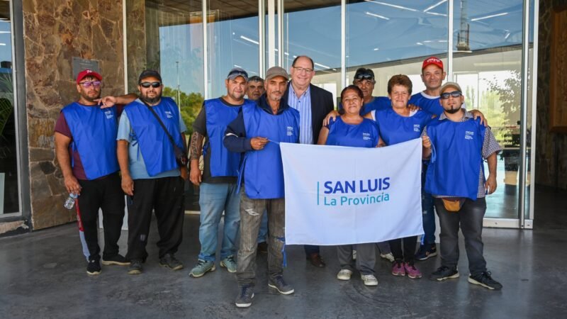 EN EL SALÓN MALVINAS ARGENTINAS REÚNEN DONACIONES DE MUNICIPIOS Y ONG PARA LOS INUNDADOS