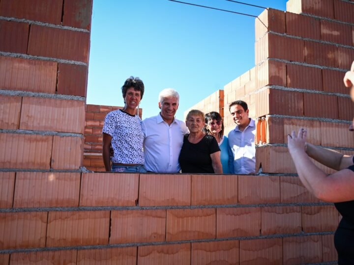 JUNTO A LAS FAMILIAS DE LA TOMA, EL GOBERNADOR INSPECCIONÓ EL AVANCE DE LAS VIVIENDAS