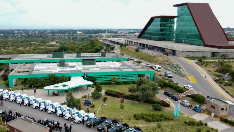 EL GOBERNADOR ENTREGÓ 25 NUEVOS PATRULLEROS PARA LA POLICÍA Y EL SERVICIO PENITENCIARIO