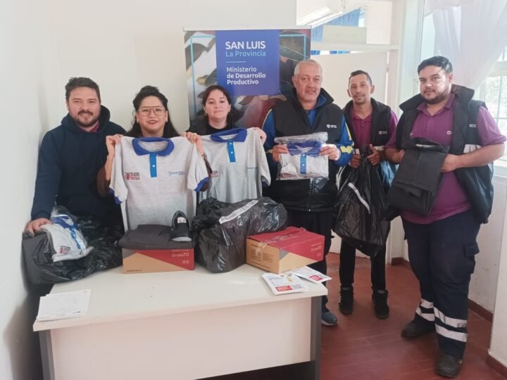 ENTREGARON UNIFORMES A 140 TRABAJADORES QUE COMBATEN A LA MOSCA DE LOS FRUTOS