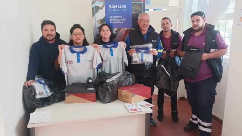 ENTREGARON UNIFORMES A 140 TRABAJADORES QUE COMBATEN A LA MOSCA DE LOS FRUTOS