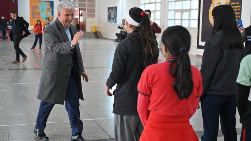LA COMUNIDAD EDUCATIVA DE LA ESCUELA ‘EVA PERÓN’ RECIBIÓ AL GOBERNADOR