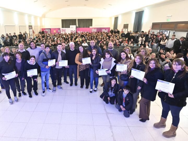 MOTORES DEL PORVENIR: EL GOBERNADOR ENTREGÓ OTRA TANDA DE DECRETOS DE FINANCIAMIENTO A EMPRENDEDORES