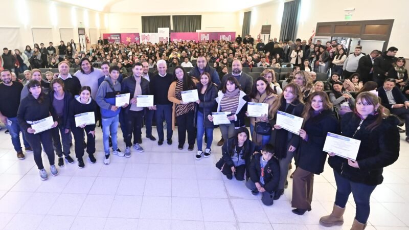MOTORES DEL PORVENIR: EL GOBERNADOR ENTREGÓ OTRA TANDA DE DECRETOS DE FINANCIAMIENTO A EMPRENDEDORES