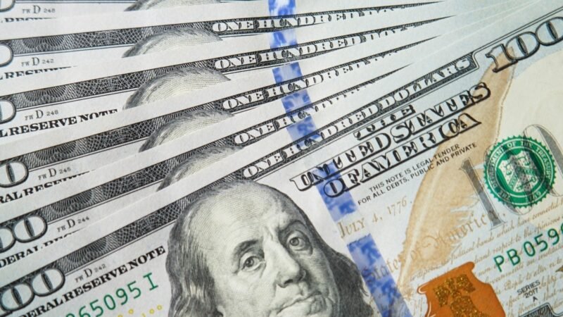 EL DÓLAR BLUE LLEGÓ A $1330 EN UN INICIO DE SEMANA MOVIDO PARA EL TIPO DE CAMBIO