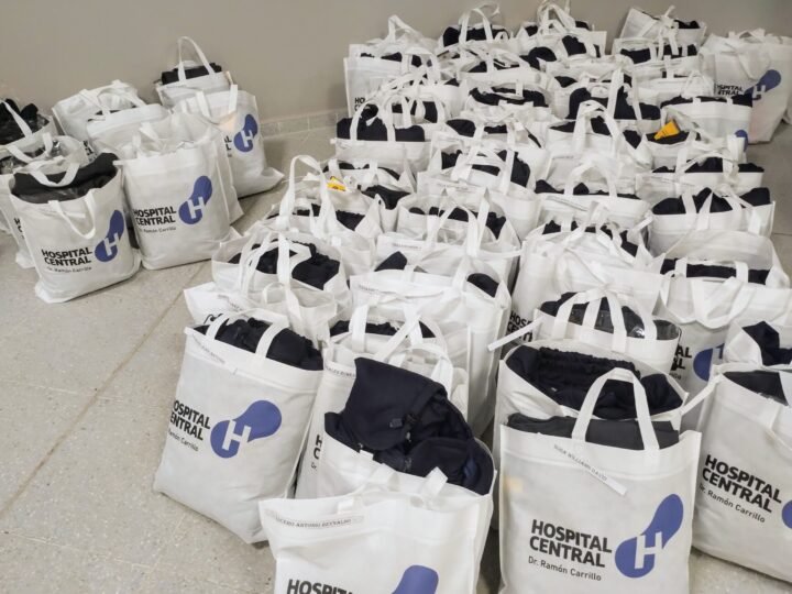 EL HOSPITAL CENTRAL ‘DR. RAMÓN CARRILLO’ ENTREGÓ UNIFORMES LABORALES A SUS EQUIPOS