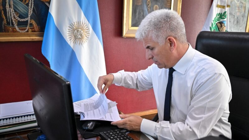 EL GOBERNADOR FIRMÓ UN DECRETO PARA REGLAMENTAR LA LEY DE CATASTRO