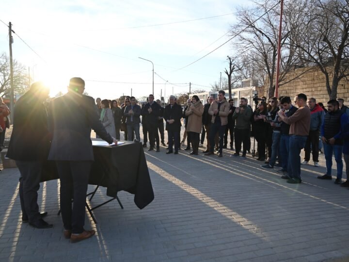 TILISARAO INAUGURÓ EL ADOQUINADO EN EL BARRIO 80 VIVIENDAS