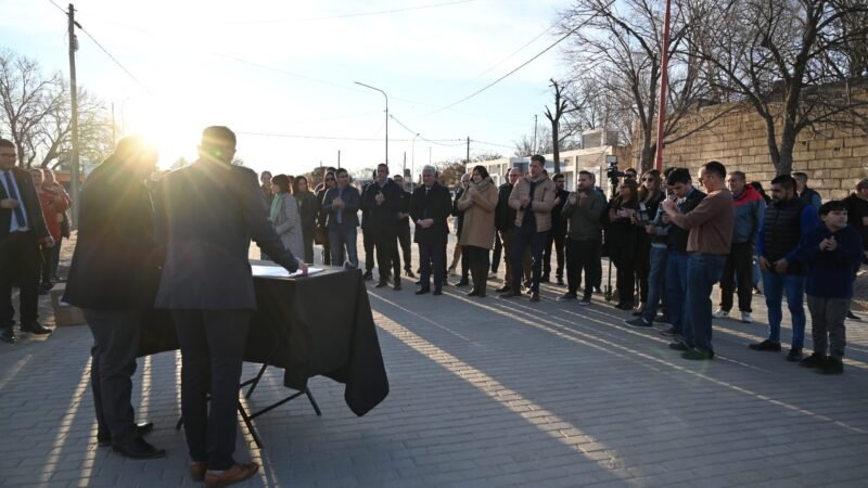 TILISARAO INAUGURÓ EL ADOQUINADO EN EL BARRIO 80 VIVIENDAS