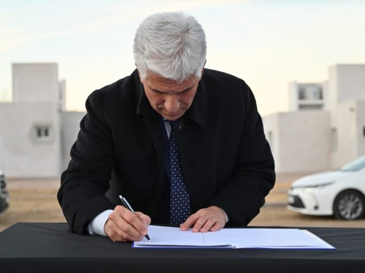 POGGI FIRMÓ EL DECRETO PARA INICIAR LA CONSTRUCCIÓN DE 12 VIVIENDAS MÁS EN TILISARAO